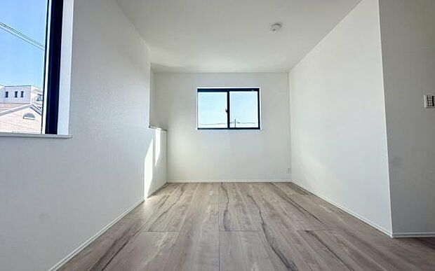 《子供部屋・洋室》 ■白い壁が窓から射し込む光を室内にまわし、柔らかな明るさを奥まで届ける。穏やかな空気に満ちた空間。