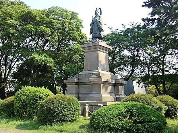 掃部山公園まで779m、遊具が設置された広場や池を配した和風庭園があり、横浜能楽堂が建てられています。桜の名所としても知られています。