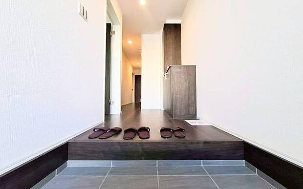 《玄関》 ■玄関を開けると、エントランスホールがお出迎え。上がりがまちやシューズボックスがゆったりと構え、心地よさに包まれます。