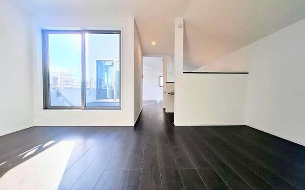 《リビングダイニング》 ■家族が自然と集まって、思い思いにくつろぎ、遊び、語らう、やすらぎの空間。