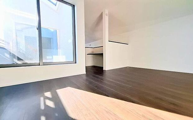 《リビングダイニング》 ■豊かな光が照らすこの場所は、たわいもない会話を楽しみ、ゆったりとした時間を過ごす場所。家族の日常が刻まれる大切な空間です。自然光に溢れるこの空間はリフレッシュにピッタリです。