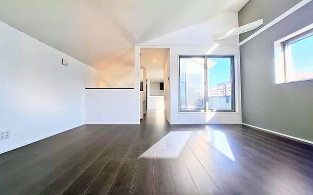 《リビングダイニング》 ■開放的で広いリビング。のびのびとくつろげるリビングは、家族のコミュニケーションの場として、みんなが集まる場所に。