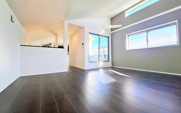 《リビングダイニング》 ■上質な時間を育む暮らしのメインステージ。寛ぎとご家族とのコミュニケーションを育む居心地のよい場所。この明るい空間は家族に安らぎを与えて、落ち着いた心地よい空間になるでしょう。