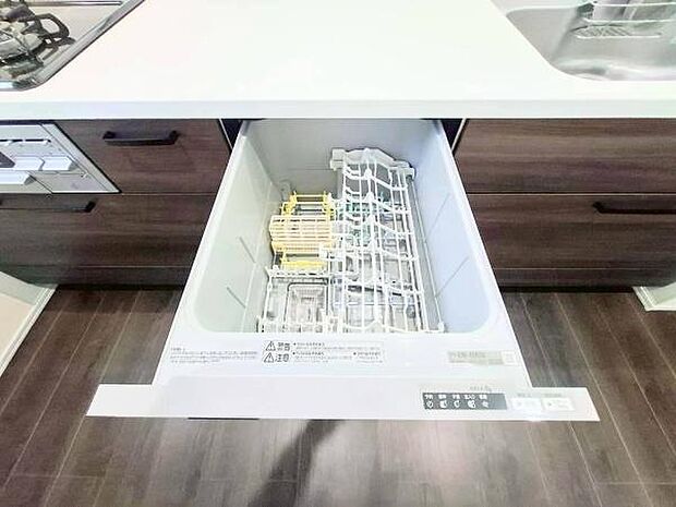 《食器洗い乾燥機》 ■食事後もゆっくり過ごせる食器洗い乾燥機を設置。手洗いよりもキレイに洗え、節水にもなります。