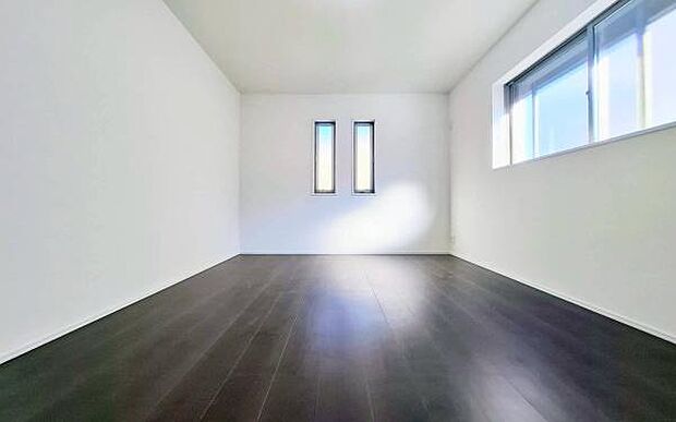 《寝室》 ■朝から日差しいっぱい、早起きしたくなる洋室。ベッドを置いてもゆとりを感じられる。窓からの朝日が心地よい目覚めへと誘います。ゆとりある広さを確保し、心地よいプライベートタイムを演出します。