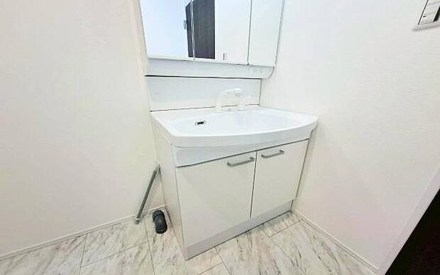 《洗面化粧台》 ■使いやすいシャープなデザインの洗面化粧台。