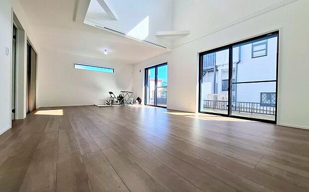 《リビングダイニング》 ■家族が自然と集まって、思い思いにくつろぎ、遊び、語らう、やすらぎの空間。