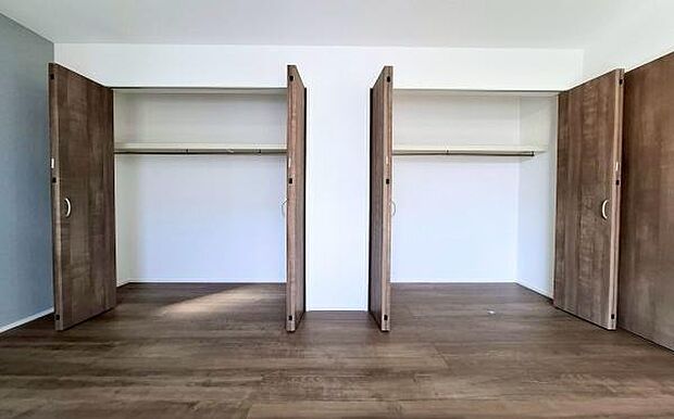 《収納》 ■洋服を機能的に収納できるハンガーパイプのほか、帽子やバッグを置ける枕棚も設置。ゆとりあふれる収納空間です。