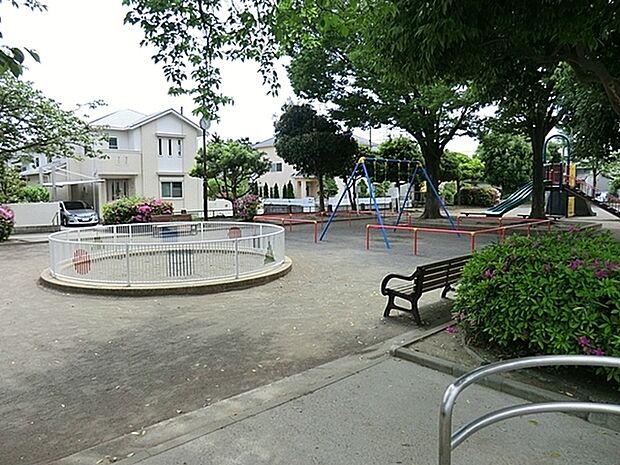 いの山南公園まで594m、複合滑り台、ブランコ、高さが三段階ある鉄棒、お砂場があります。