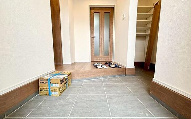 《玄関》■シューズインクローゼットのある広々とした玄関。家族全員の靴をスッキリ収納出来ます。