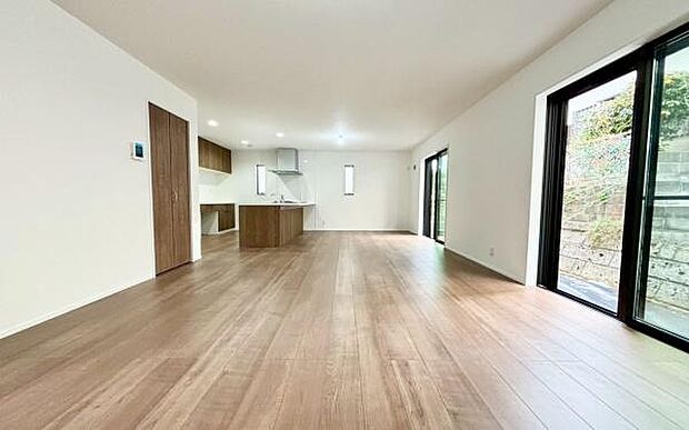 《リビングダイニング》 ■豊かな光が照らすこの場所は、たわいもない会話を楽しみ、ゆったりとした時間を過ごす場所。家族の日常が刻まれる大切な空間です。自然光に溢れるこの空間はリフレッシュにピッタリです。