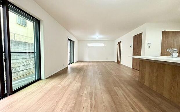 《リビングダイニング》 ■ゆとりを感じさせる上質で明るい空間が、住まう人や訪れる人を心地よく迎え入れてくれます。