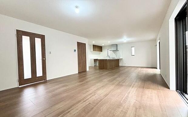 《リビングダイニング》 ■開放的で広いリビング。のびのびとくつろげるリビングは、家族のコミュニケーションの場として、みんなが集まる憩いの場所に。