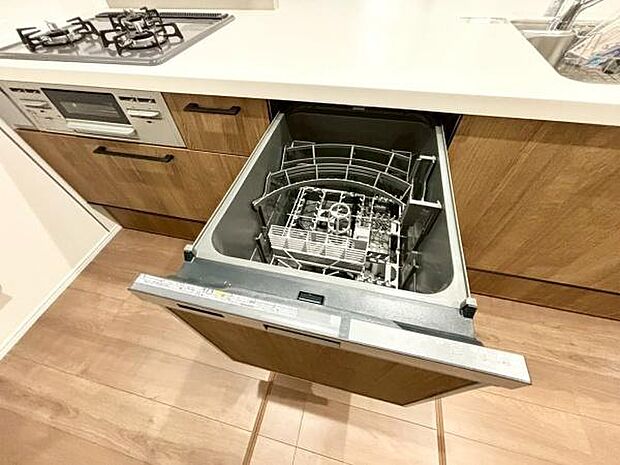 《食器洗い乾燥機》■食事後もゆっくり過ごせる食器洗い乾燥機を設置。手洗いよりもキレイに洗え、家事効率アップで家族時間が増やせます。