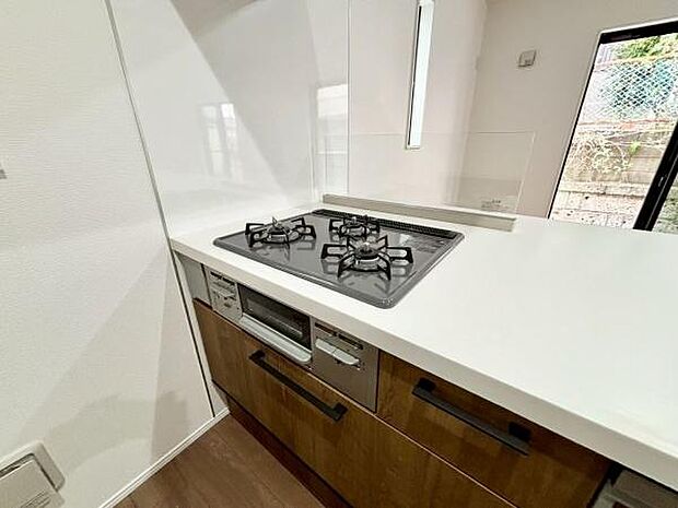 《キッチン・三口ガスコンロ》 ■同時調理で時短が叶う3口ガスコンロ。グリル付きで料理の幅も広がります。