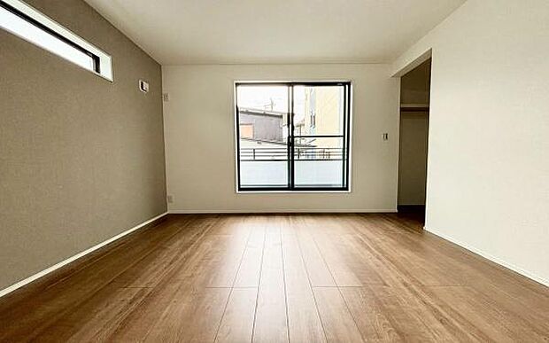 《寝室》 ■ベッドを置いてもゆとりを感じられる。窓からの朝日が心地よい目覚めへと誘います。ゆとりある広さを確保し、心地よいプライベートタイムを演出します。