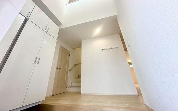 《玄関》 ■シューズクローゼット付きで玄関もスッキリ。