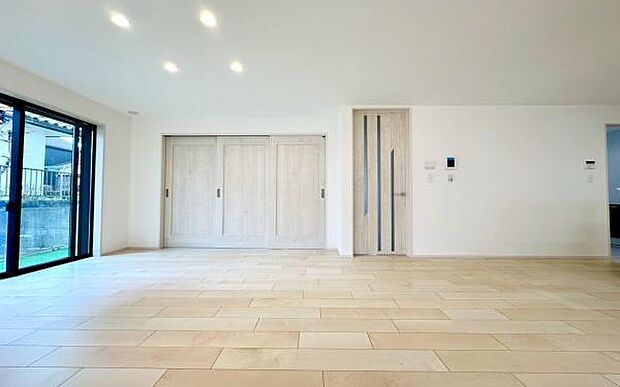 《リビングダイニング》 ■開放的で広いリビング。のびのびとくつろげるリビングは、家族のコミュニケーションの場として、みんなが集まる憩いの場所に。