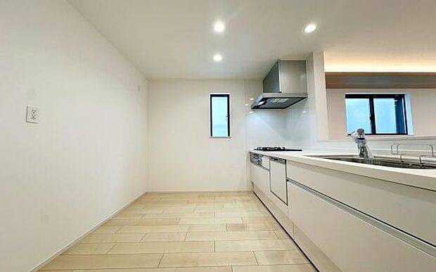 《システムキッチン》 ■家族が集う楽しく親子の会話も弾むキッチン。明るく清潔で使い勝手のいいキッチンには、いつも家族の笑顔があふれています。