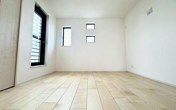 《子供部屋》 ■お子様の成長を優しく見守る、明るい子供部屋。遊んだり、学んだり、時には一人の時間を過ごしたりと健やかな毎日を育む大切な場所。未来への第一歩を育む、かけがえのない空間です。