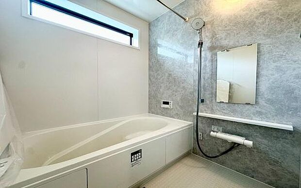 《浴室》 ■体を洗う、温まるだけの場所から心身ともに快適な空間へと進化したバスルーム。一日の疲れが癒される優雅な時間を堪能してください。