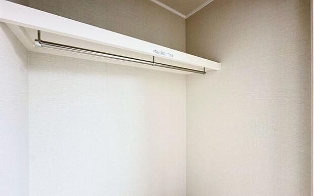 《収納》 ■洋服を機能的に収納できるハンガーパイプのほか、帽子やバッグを置ける枕棚も設置。ゆとりあふれる収納空間です。