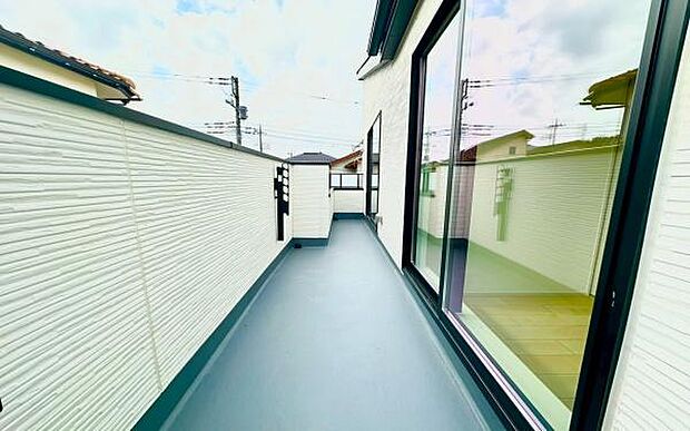 《バルコニー》 ■さわやかな風が通り暖かい光がふりそそぐバルコニー