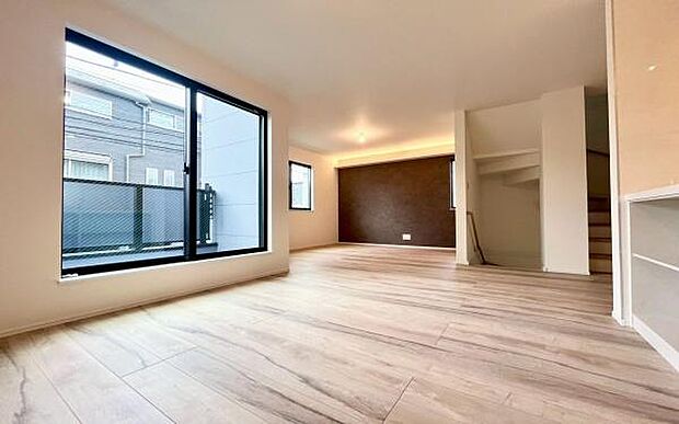 《リビングダイニング》　■上質な時間を育む暮らしのメインステージ。寛ぎとご家族とのコミュニケーションを育む居心地のよい場所。この明るい空間は家族に安らぎを与えて、落ち着いた心地よい空間になるでしょう。