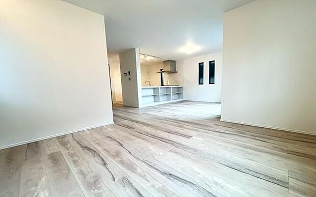 《リビングダイニング》　■開放的で広いリビング。のびのびとくつろげるリビングは、家族のコミュニケーションの場として、みんなが集まる憩いの場所に。