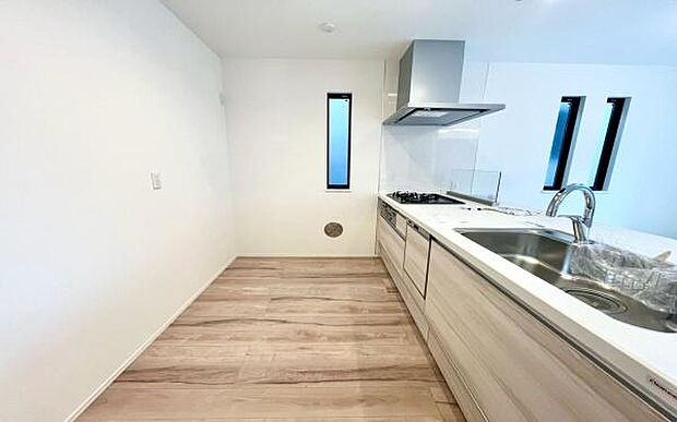 《システムキッチン》　■家族が集う楽しく親子の会話も弾むキッチン。明るく清潔で使い勝手のいいキッチンには、いつも家族の笑顔があふれています。