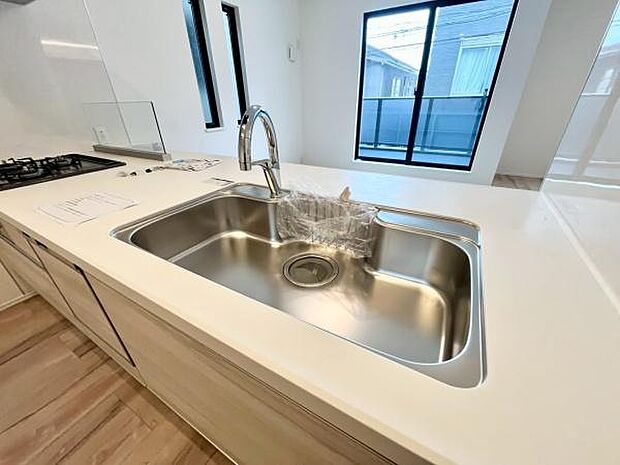 《キッチン》　■ステンレス製シンク。幅と奥行きがありますので、食器洗時のストレスも減りそうです。