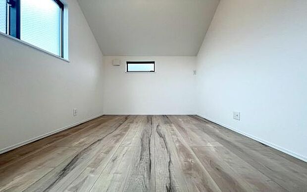 《子供部屋》　■お子様の成長を優しく見守る、明るい子供部屋。遊んだり、学んだり、時には一人の時間を過ごしたりと健やかな毎日を育む大切な場所。未来への第一歩を育む、かけがえのない空間です。