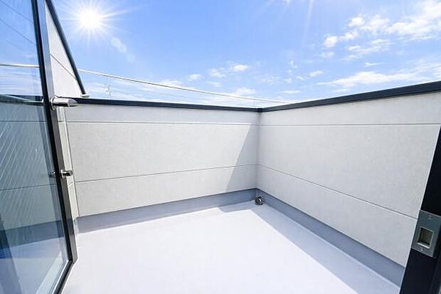 《バルコニー》 ■陽当りも良く、長時間日が当たるので、洗濯物も良く乾きそうです。