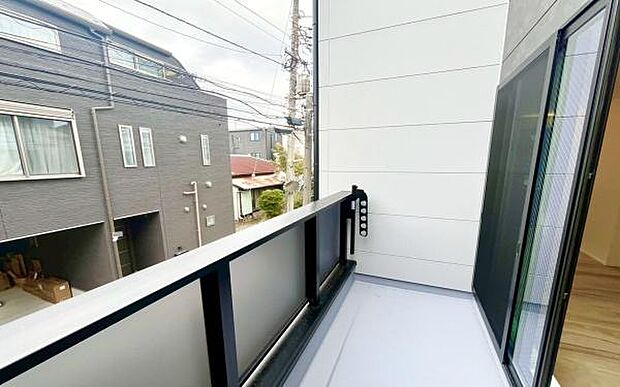 《バルコニー》　■陽当りも良く、長時間日が当たるので、洗濯物も良く乾きそうです。