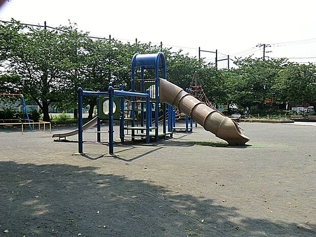 汐入公園まで466m、大きな遊具が揃っているのが魅力的です 。お花見スポットです。