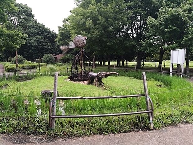 入船公園まで1079m、ナイター設備のある野球場とテニスコート、運動施設、芝生広場やワンちゃんが全力で遊べるドッグランなどの施設のある公園