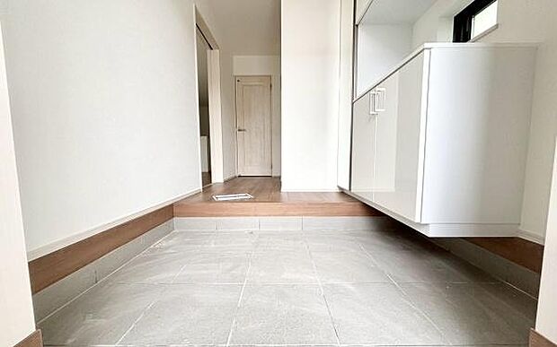 《玄関》　■シューズボックス付きで玄関もスッキリ。