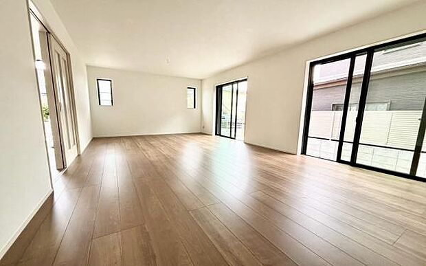 《リビングダイニング》　■ご家族でゆったりとした時間を過ごす場所です。