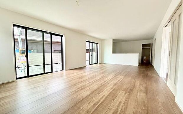 《リビングダイニング》　■豊かな光が照らすこの場所は、たわいもない会話を楽しみ、ゆったりとした時間を過ごす場所。家族の日常が刻まれる大切な空間です。自然光に溢れるこの空間はリフレッシュにピッタリです。