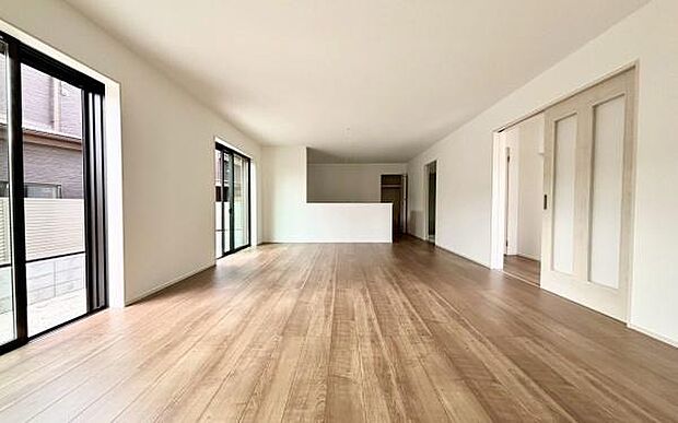 《リビングダイニング》　■開放的で広いリビング。のびのびとくつろげるリビングは、家族のコミュニケーションの場として、みんなが集まる暖かな場所に。