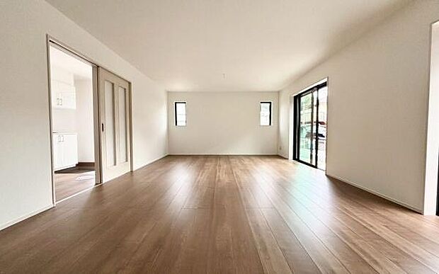 《リビングダイニング》　■ゆとりを感じさせる上質で明るい空間が、住まう人や訪れる人を心地よく迎え入れてくれます。