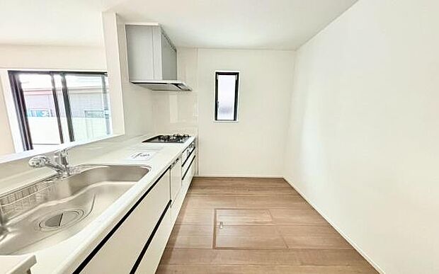 《システムキッチン》　■家族が集う楽しく親子の会話も弾む対面キッチン。明るく清潔で使い勝手のいいキッチンには、いつも家族の笑顔があふれています。