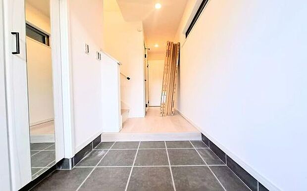 《玄関》　■シューズボックス付きで玄関もスッキリ。