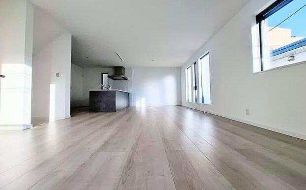 《リビングダイニング》　■家族が自然と集まって、思い思いにくつろぎ、遊び、語らう、やすらぎの空間。