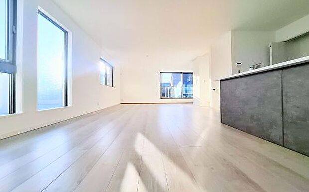 《リビングダイニング》　■豊かな光が照らすこの場所は、たわいもない会話を楽しみ、ゆったりとした時間を過ごす場所。家族の日常が刻まれる大切な空間です。自然光に溢れるこの空間はリフレッシュにピッタリです。