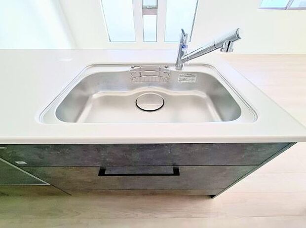 《キッチン》　■ステンレス製シンク。幅と奥行きがありますので、食器洗時のストレスも減りそうです。