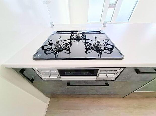 《三口ガスコンロ》 ■3つの炎が奏でる、心地よい暮らし。ビルトインガスコンロとグリルで、本格的な料理も思いのまま。明るく広々としたキッチンで、新しい日常を。