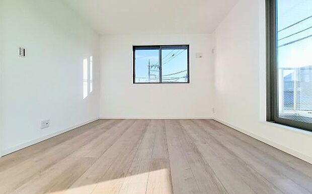 《寝室》　■ベッドを置いてもゆとりを感じられる。窓からの朝日が心地よい目覚めへと誘います。ゆとりある広さを確保し、心地よいプライベートタイムを演出します。