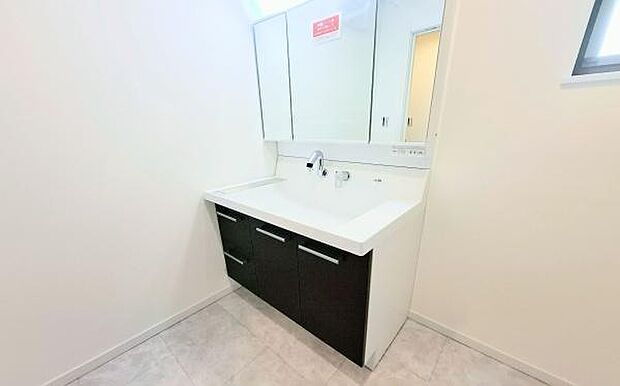 《洗面台》　■朝のバタバタした身支度を支えてくれる洗面所。