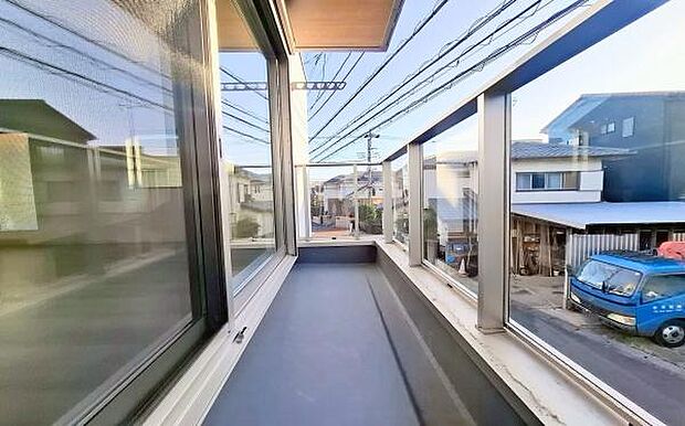 《バルコニー》　■さわやかな風が通り暖かい光がふりそそぐバルコニー